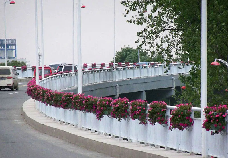 高架橋花盆是如何固（gù）定在高架橋上的呢